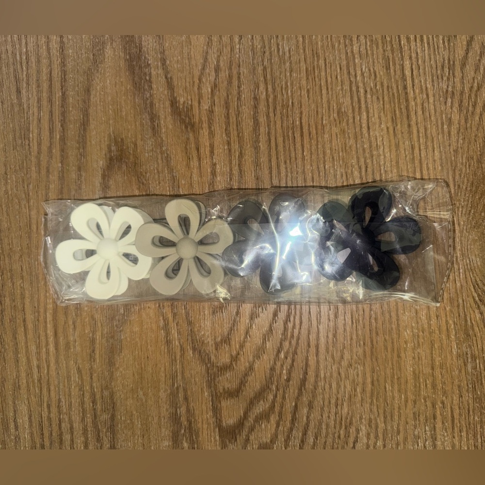 Free W/ Purchase Set of 4 Flower Claw Clips